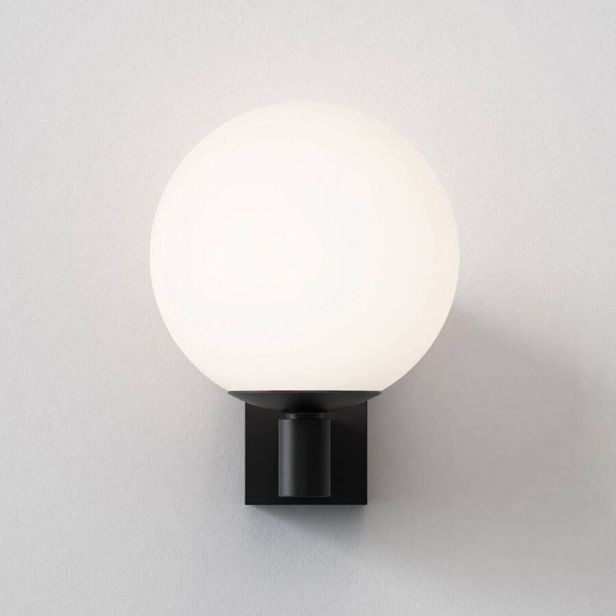 ASTRO Sagara wandlamp in zwart met bolkap